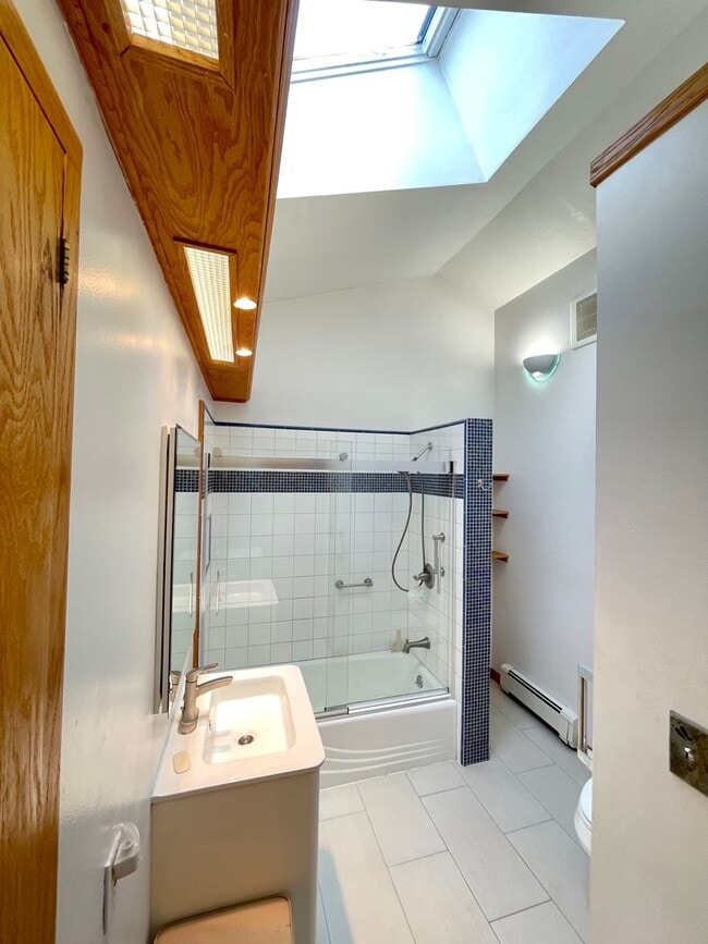Building Photo - AVAILABLE AUGUST 18TH - Gorgeous 3 Bed 2 b...
