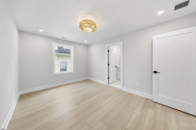 Building Photo - 105 S Stratford Ave