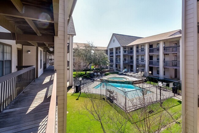 Building Photo - 218 N Texas Blvd