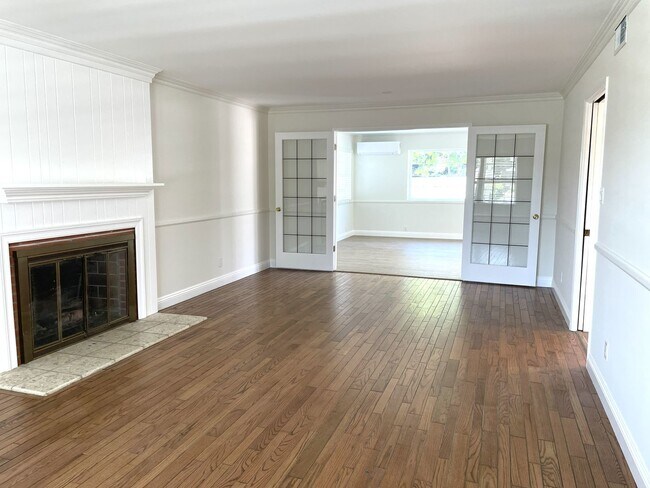 Building Photo - Charming updated 3-bedroom home with a/c near Victor Park
