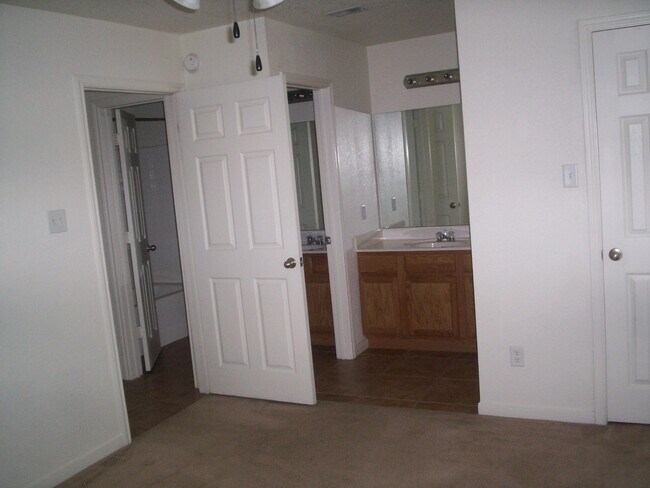 Building Photo - 2203 Botanical Dr