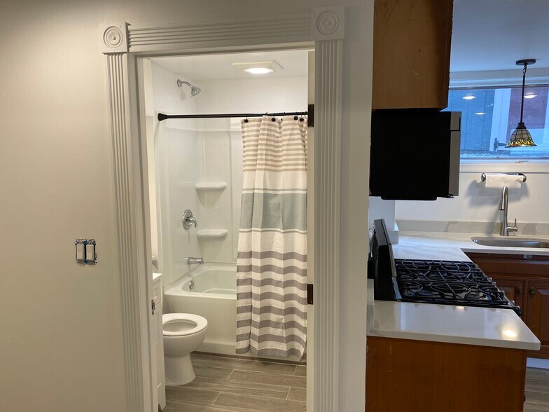 Building Photo - 140 Clark St