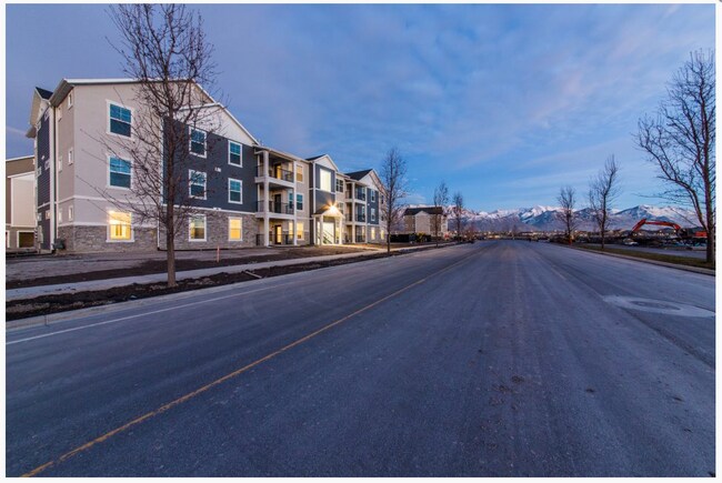 Building Photo - Beautiful 3 Bd, 2 Ba Condo with Garage Parking