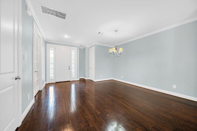 Building Photo - Nestled in the heart of Creekside Park - T...