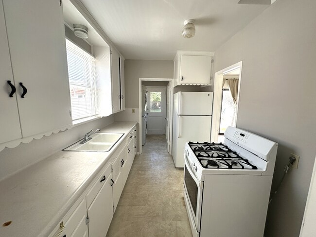 Building Photo - 409 W Ellis Ave