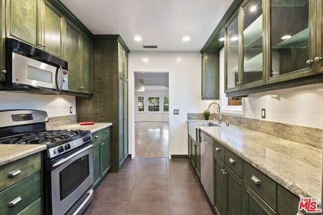 Building Photo - 362 Westbourne Dr