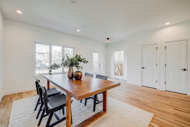 Dining room - 3420 S Grant St
