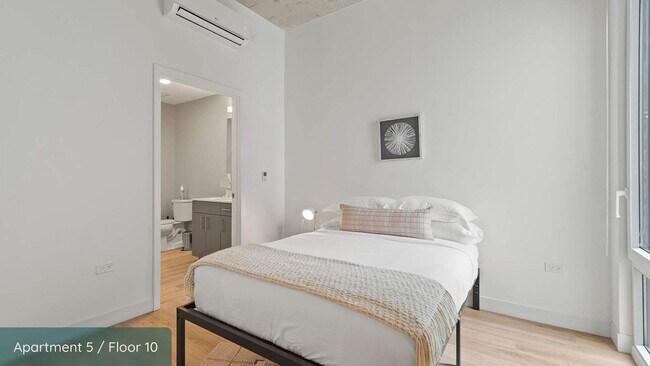 Building Photo - 853 W Blackhawk St