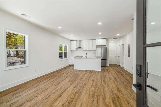 Building Photo - 936 Byron Dr SW