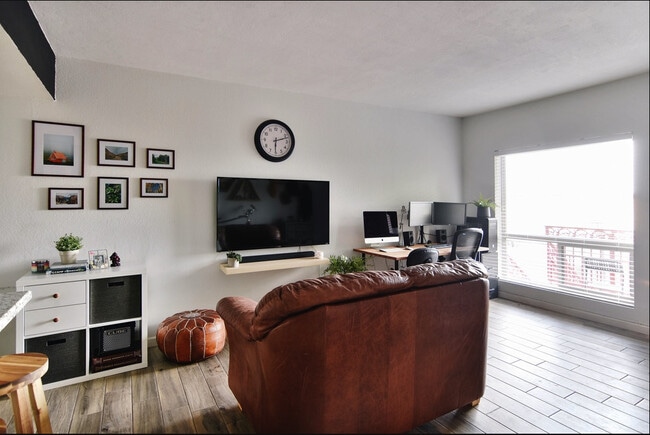 Building Photo - Oasis 17