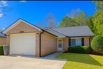 Building Photo - Ranch Style end unit townhome in great Gainesville location