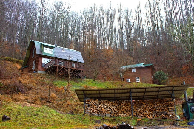 Building Photo - "Charming 2-Bed Retreat with Hardwood Elegance in Scenic Marshall, NC"