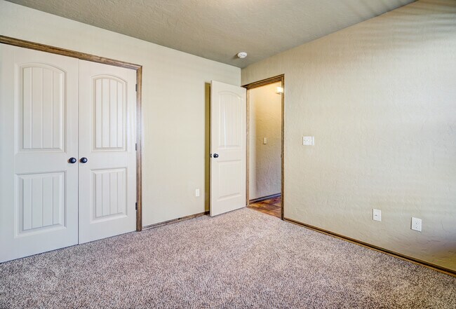 Building Photo - 1713 Pinewood Dr