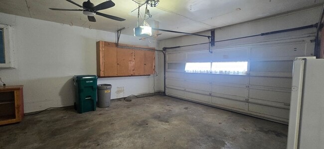 Building Photo - South Shores! 3 bedroom, 1 bath, 2 car garage!