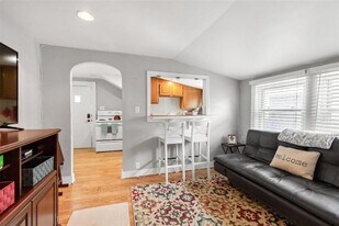 Building Photo - 939 E 3rd St