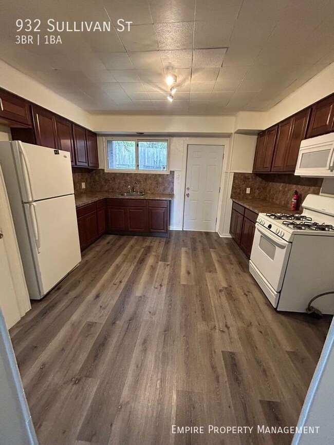 Building Photo - 932 Sullivan St