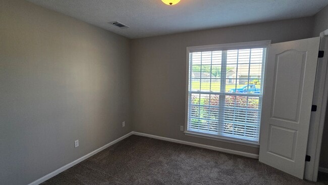 Building Photo - Beautiful home just minutes to Medina Middle School with Lawn care included