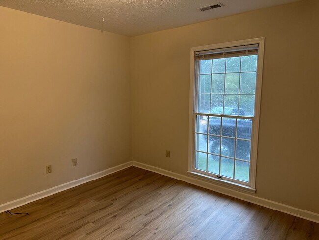 Building Photo - Townhouse