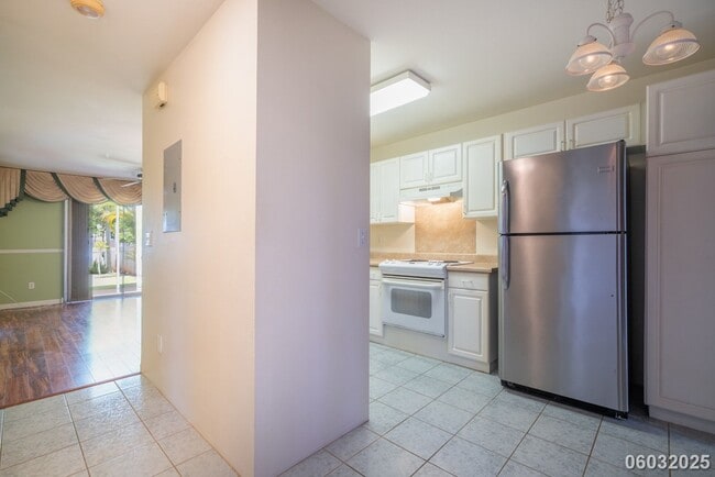 Building Photo - (2 bd / 2 ba / 2 parking Condo in Waikele)