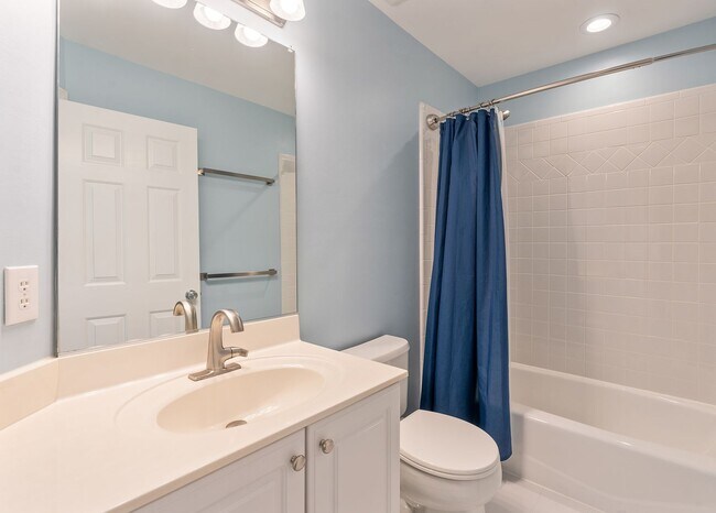 Building Photo - Beautiful Southern Village townhome - Furnished - Mid / Long Term lease options