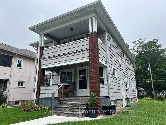 Building Photo - 2832-2834 Indianola Avenue