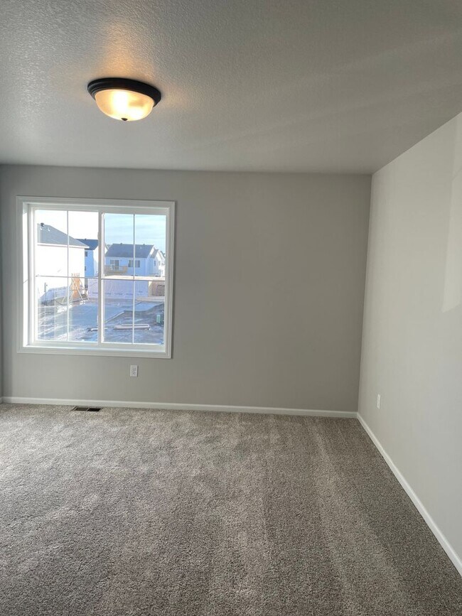 Building Photo - 3 Bedroom 2 1/2 bath - South Fargo