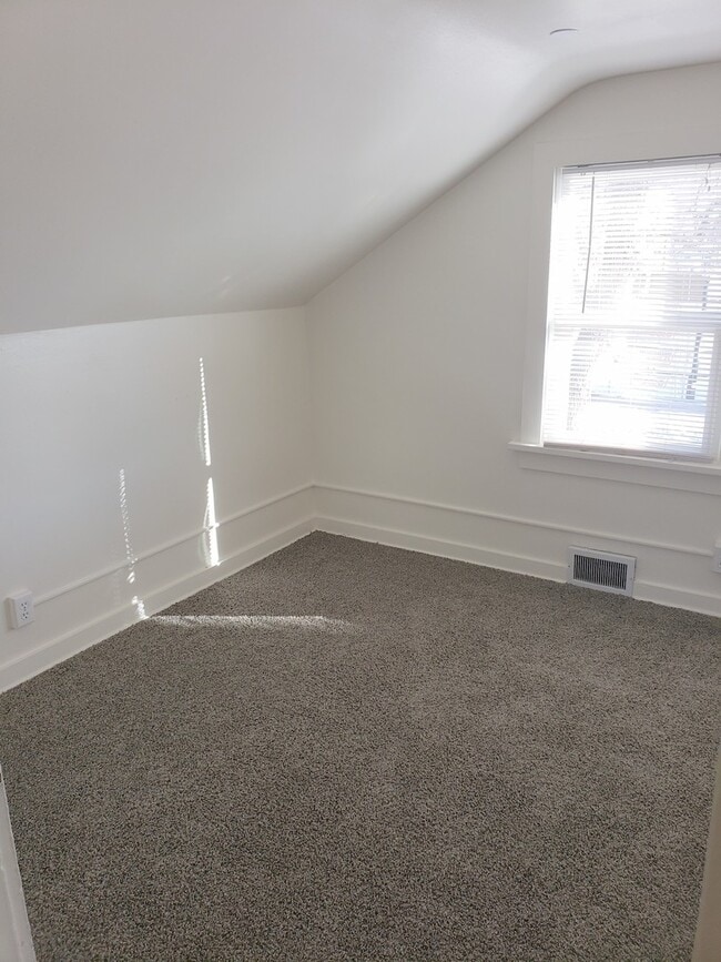 Building Photo - 302 Miles Ave