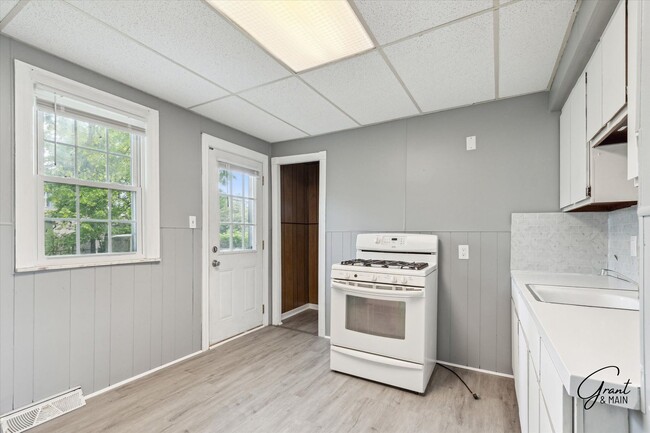Building Photo - Two Bedroom Home in St Clair Shores - $1,400
