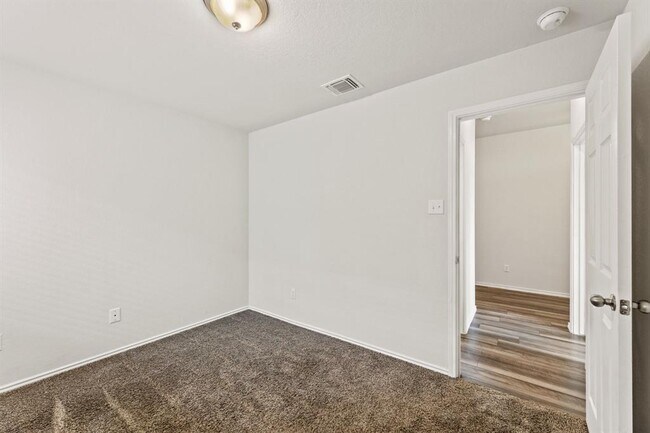 Building Photo - 105 Rearden Blvd