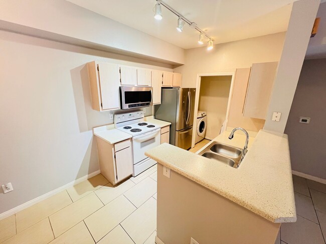 Building Photo - 2 Bed downstairs unit
