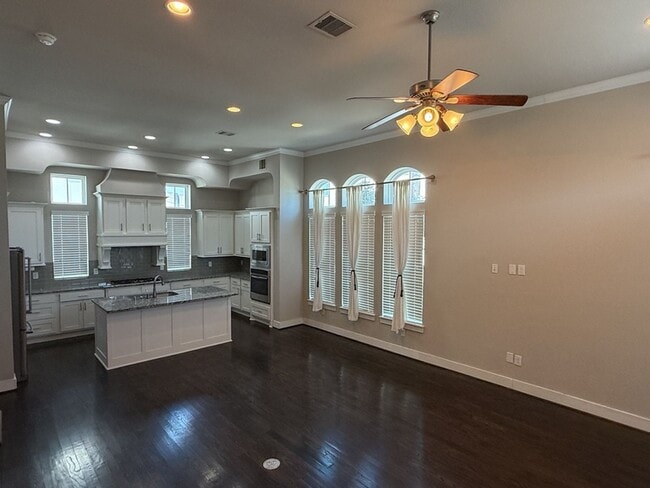 Building Photo - 641 Middle St