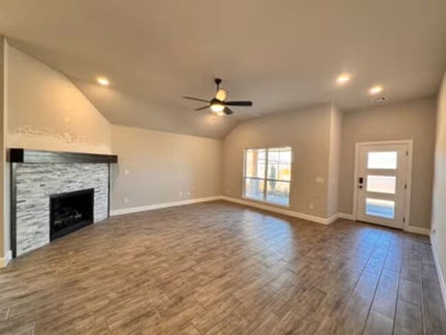 Building Photo - Stylish New Home!