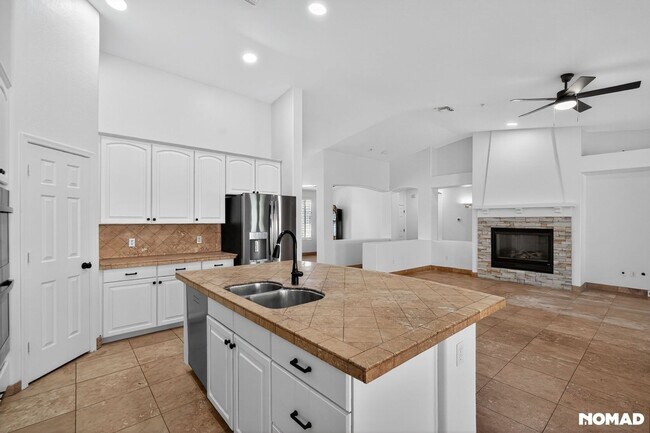 Building Photo - 7742 E Los Gatos Dr