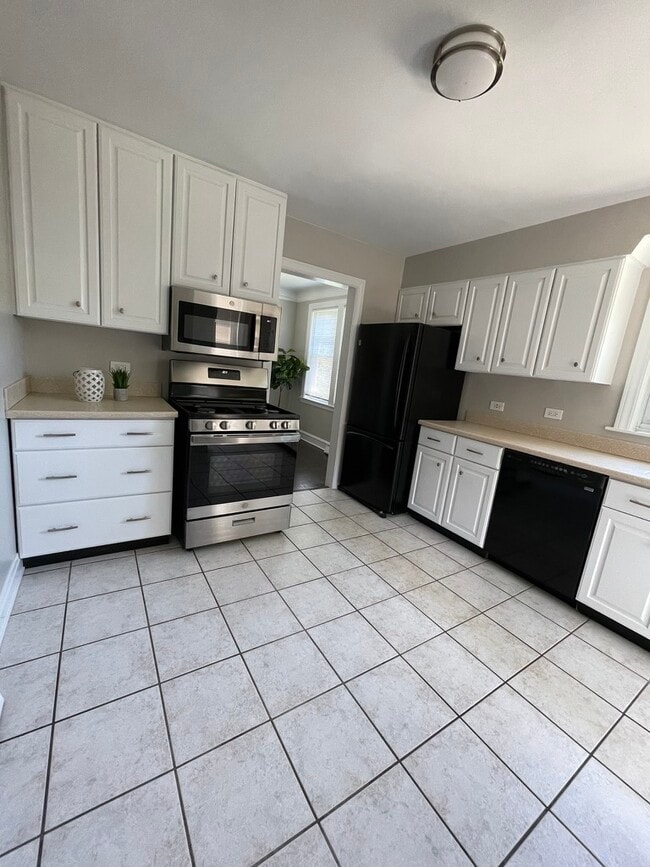 Building Photo - 325 Columbia Ave