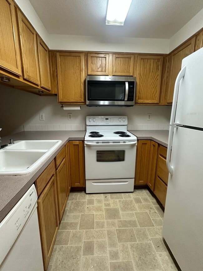 Building Photo - Convenient Beaverton Townhome!