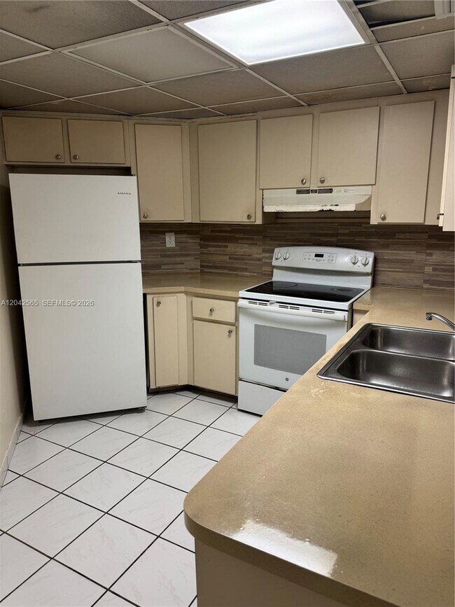Building Photo - 9429 Fontainebleau Blvd
