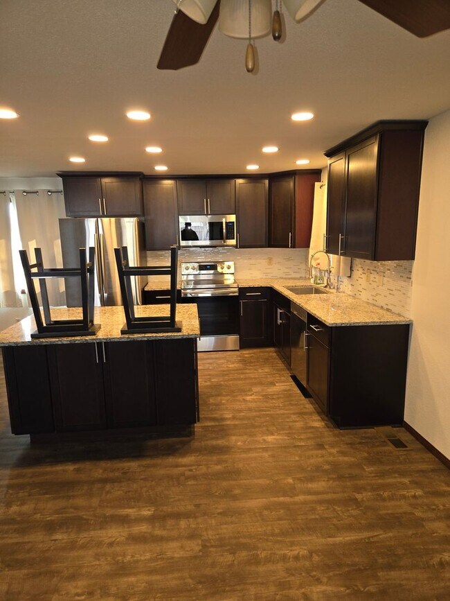 Building Photo - Beautiful Hermiston Home offers a perfect balance of comfort and convenience