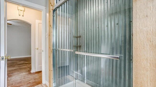 Building Photo - 410 McCarty St