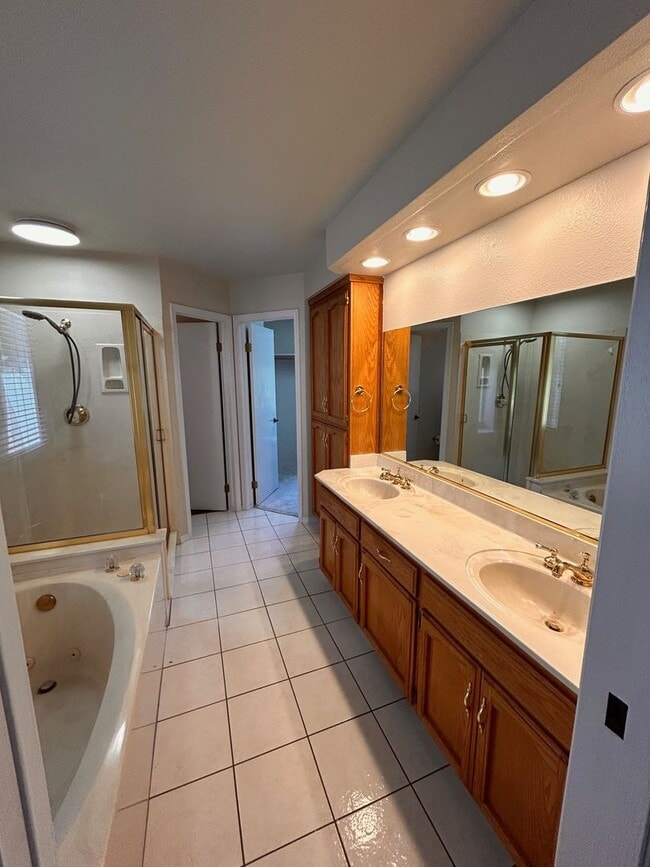 Building Photo - Beautiful home for rent in Visalia!
