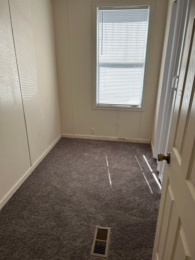 Building Photo - 2 bedroom 1 bath Charming  Mobile Home Mar...