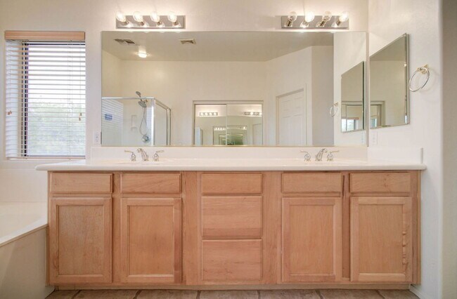 Building Photo - 2026 E County Down Dr