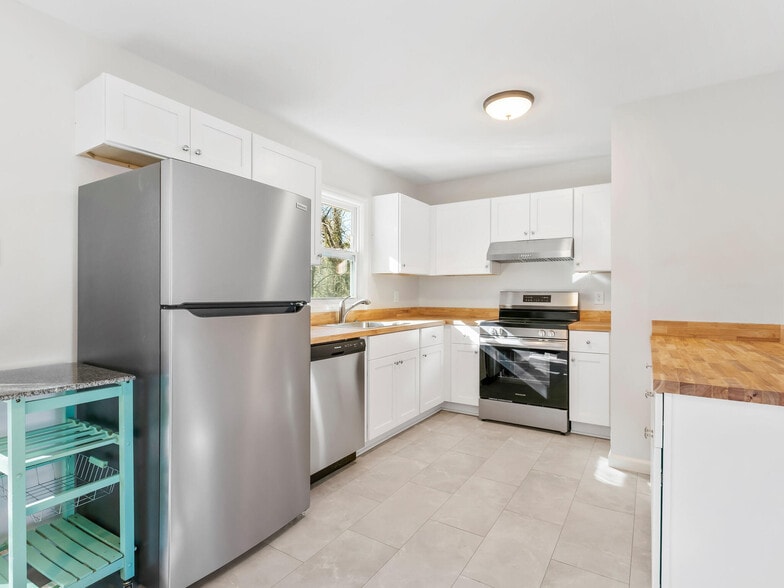 Building Photo - 51 W Chapel Rd