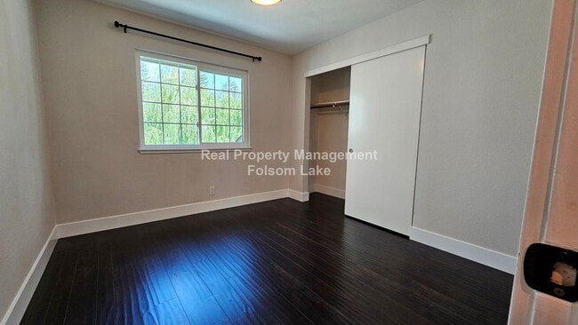 Building Photo - Modern Townhouse Living in Desirable Lakes...