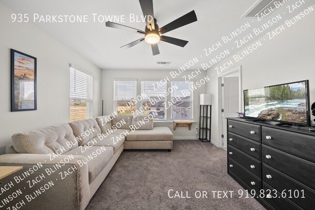 Building Photo - 935 Parkstone Towne Blvd