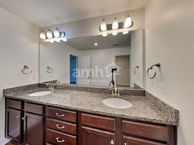 Building Photo - 1920 Brook Enclave Trail