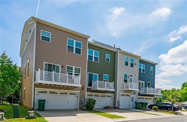 Building Photo - Gorgeous Tri-Level Condo