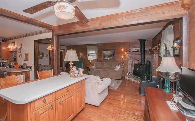 Building Photo - "Charming 2-Bed Home with Spacious 1700 Sq Ft Layout, FENCED yard!"