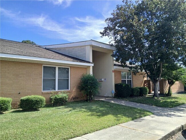 Primary Photo - 102 Westcliff Center St