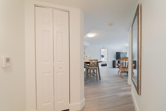 Building Photo - 800 Crestwood Ct S