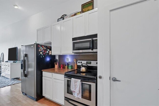 Building Photo - 2931 E 12th St